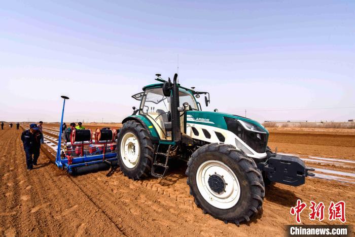 阿波斯拖拉机进行春耕作业。雷沃重工供图 阿波斯拖拉机进行春耕作业。雷沃重工供图